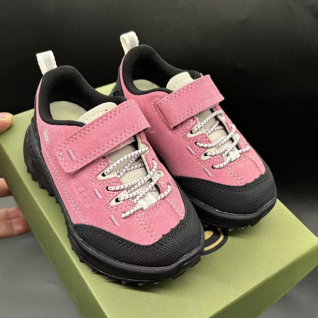 Children's shoes child